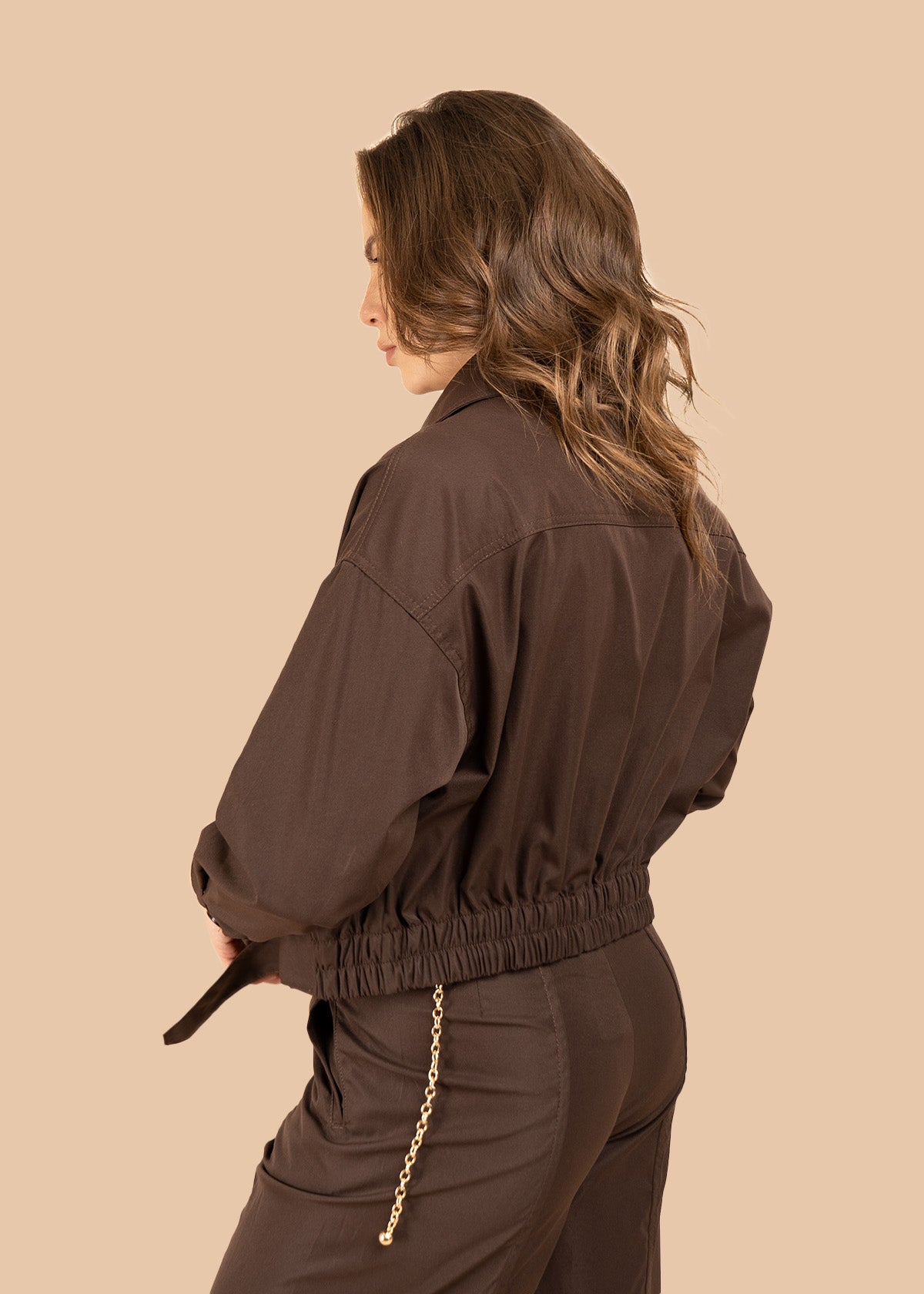 Chaqueta color café estilo trench corta con doble botonadura 106316