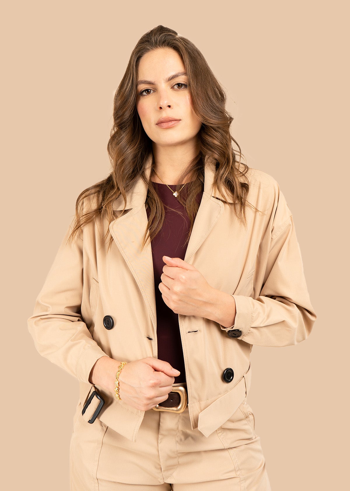 Chaqueta color caqui estilo trench corta con doble botonadura 106316