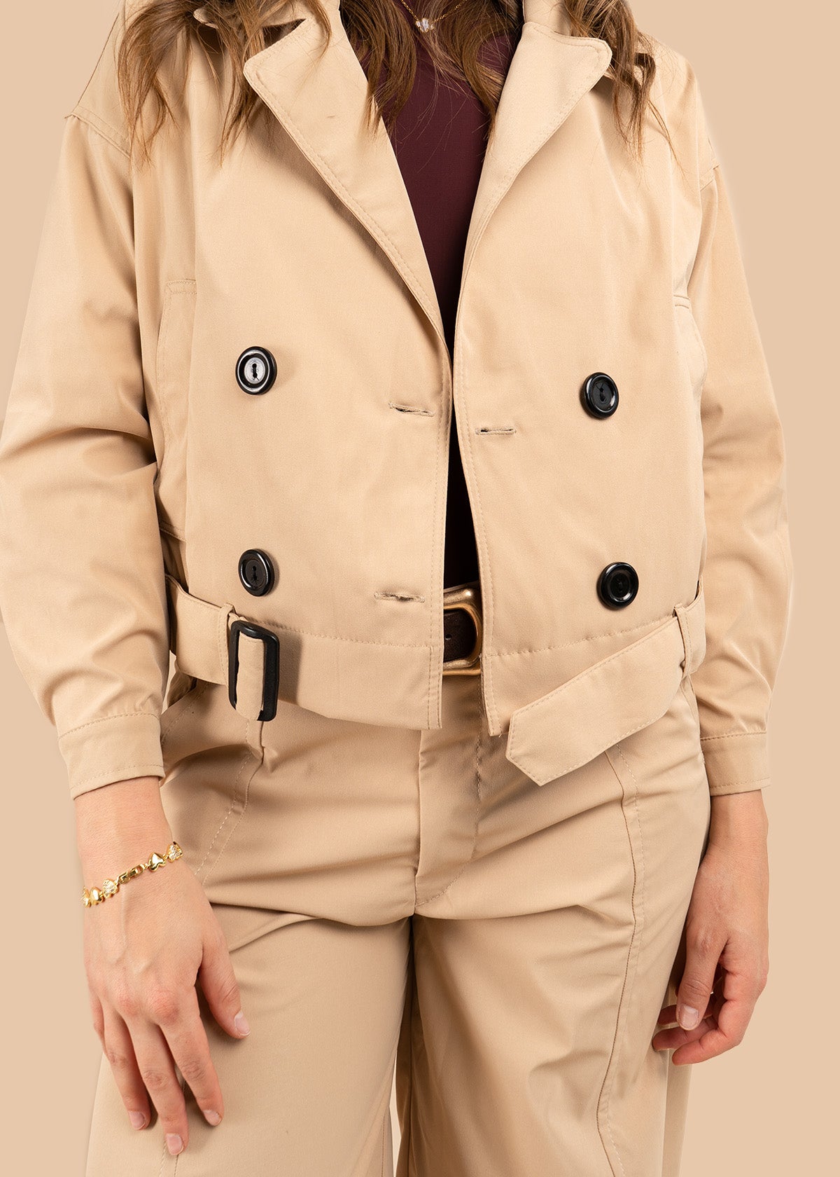 Chaqueta color caqui estilo trench corta con doble botonadura 106316