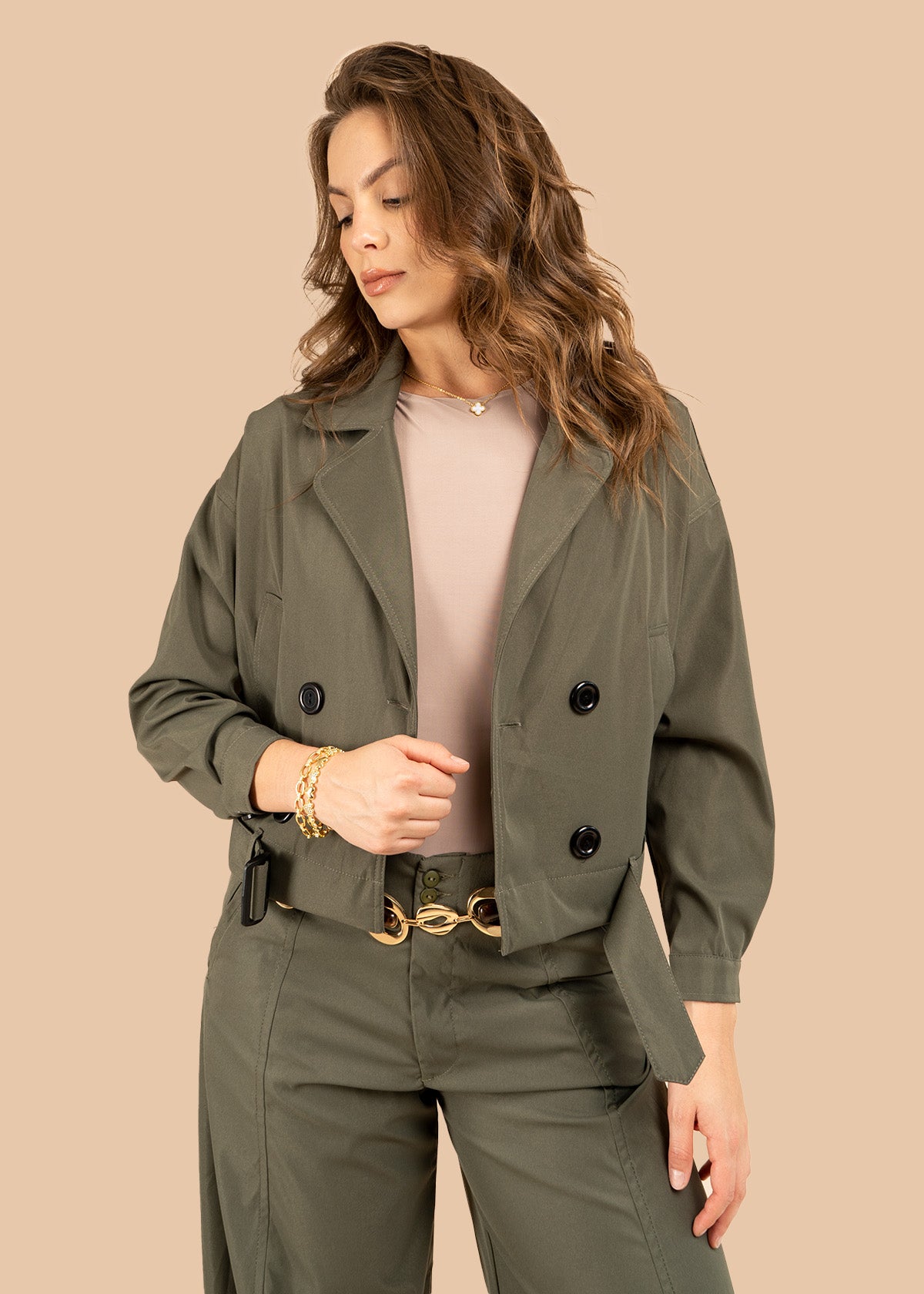 Chaqueta color verde estilo trench corta con doble botonadura 106316