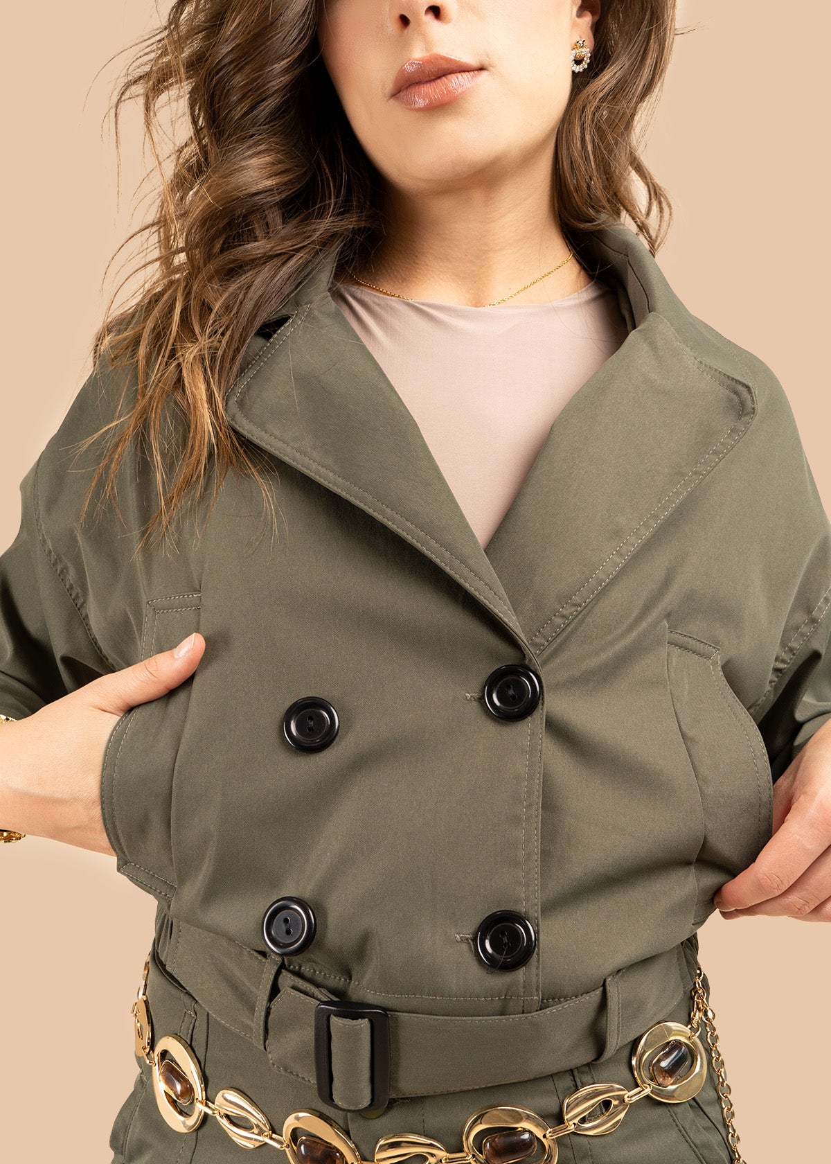 Chaqueta color verde estilo trench corta con doble botonadura 106316