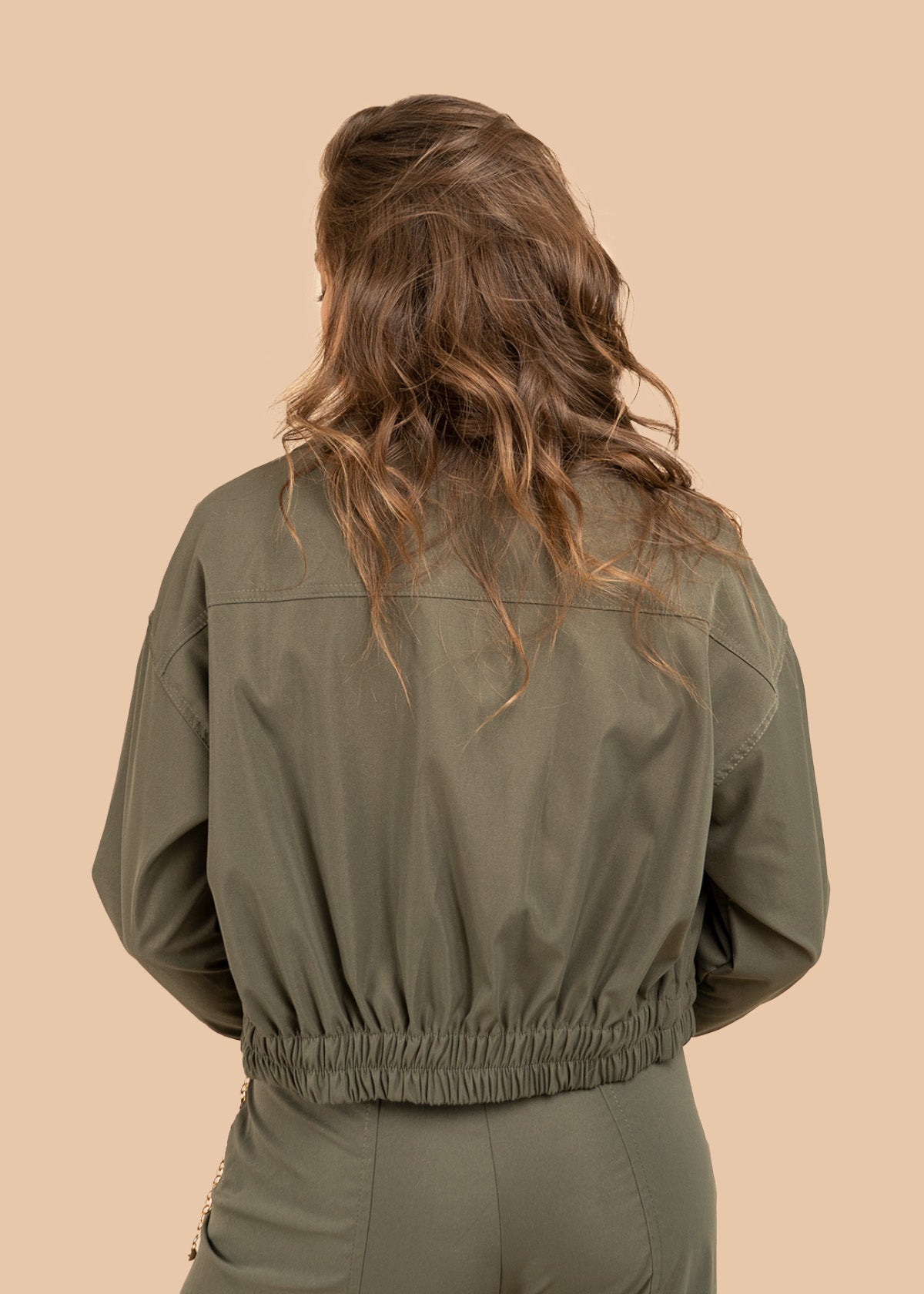 Chaqueta color verde estilo trench corta con doble botonadura 106316