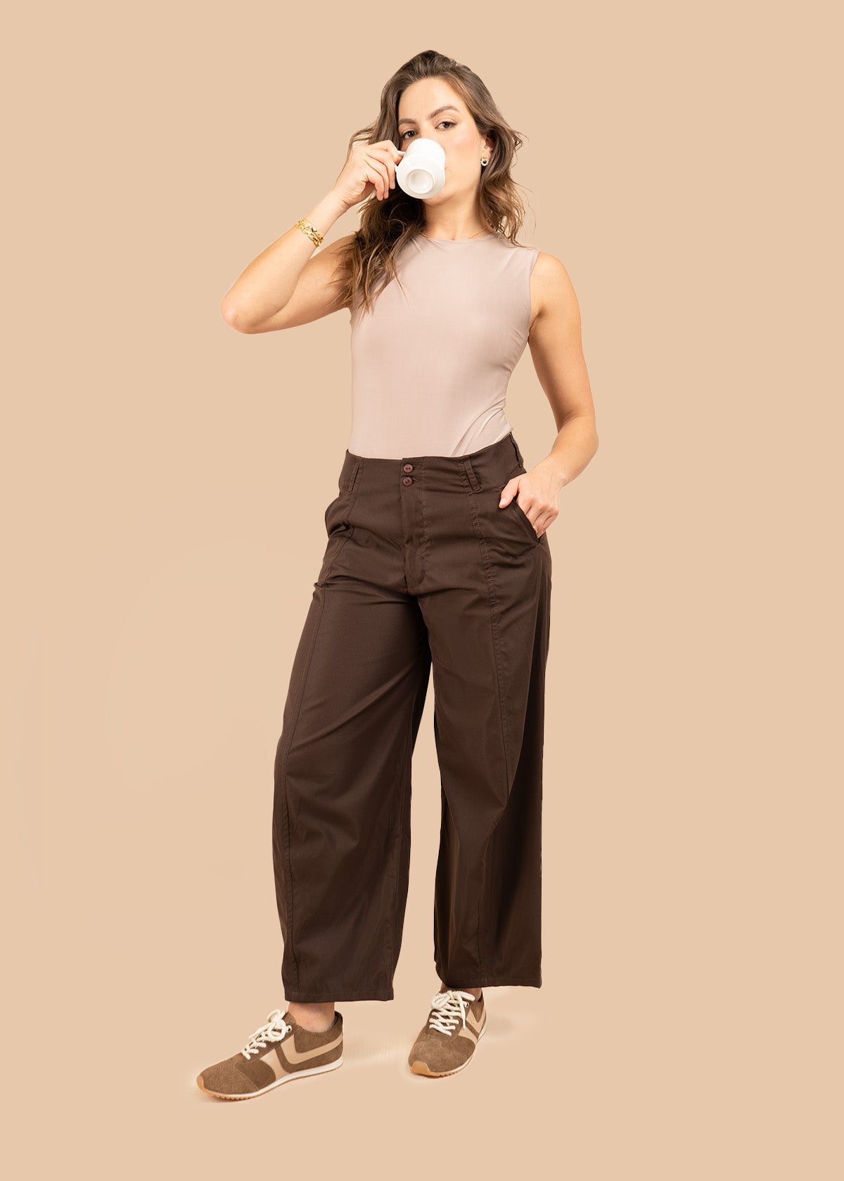 Pantalón color café bota ancha 106317