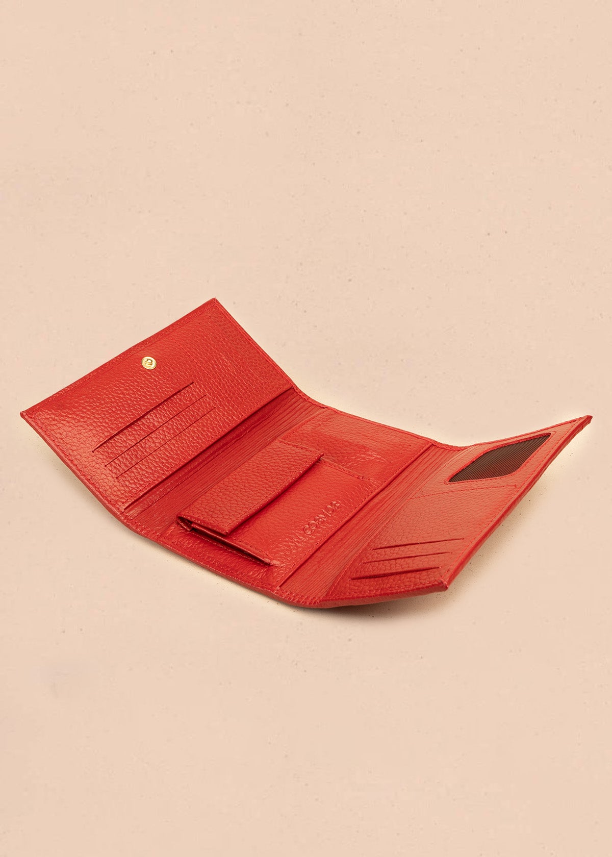 Billetera grande de cuero color rojo con textura grabada de reptil 106320