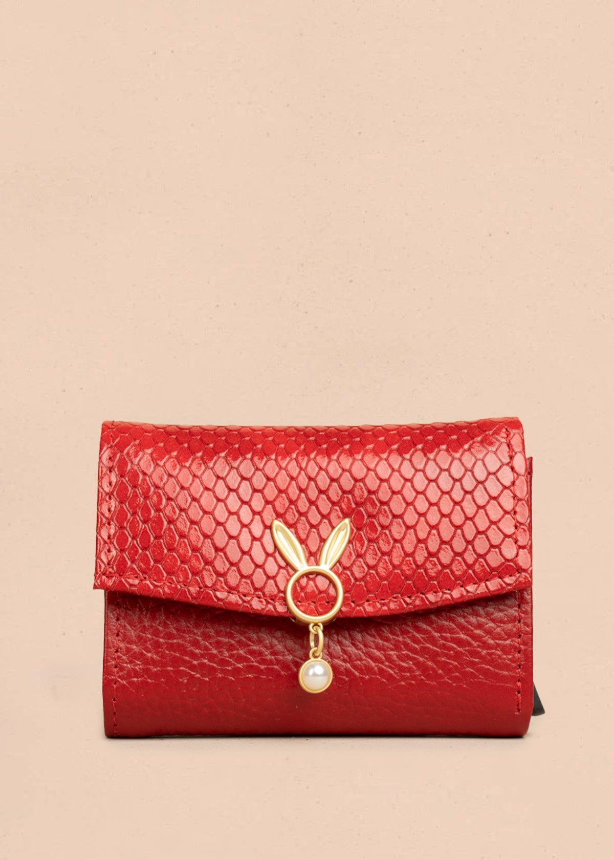 Billetera pequeña de cuero color rojo con tarjetero y aplique de conejo 106321