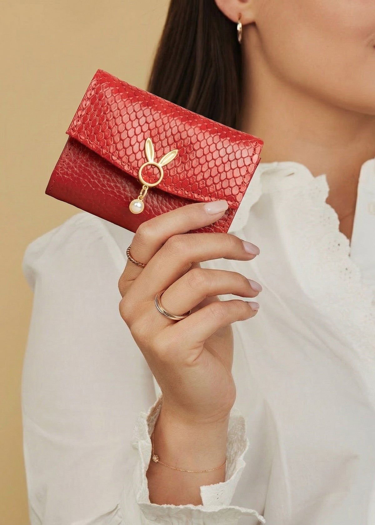 Billetera pequeña de cuero color rojo con tarjetero y aplique de conejo 106321