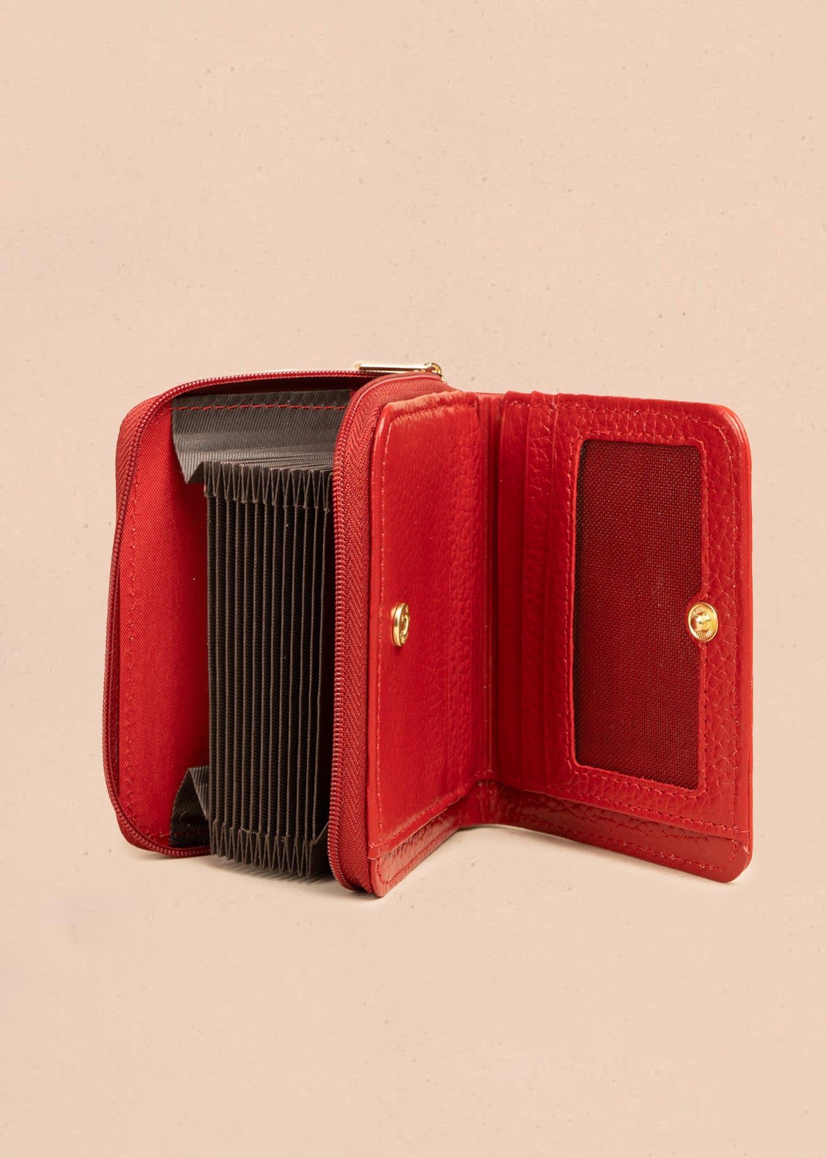 Billetera pequeña de cuero color rojo y solapa animal print 106322