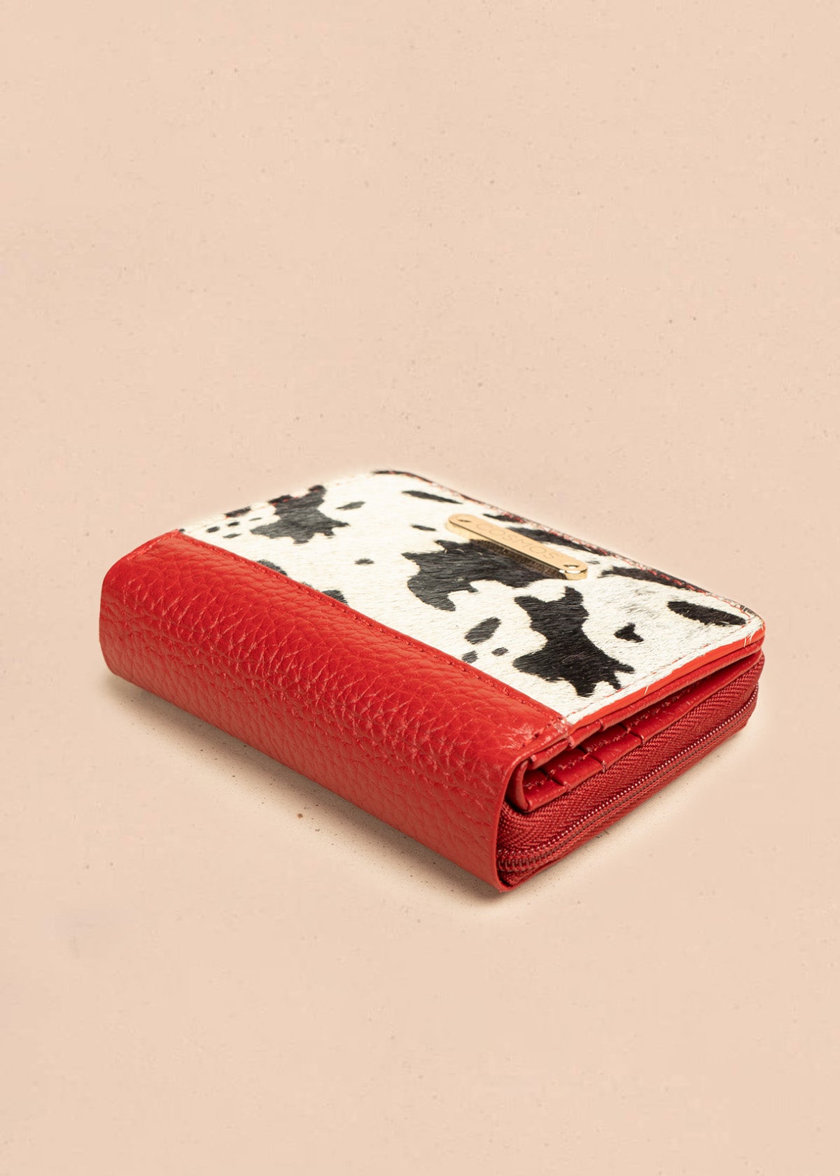 Billetera pequeña de cuero color rojo y solapa animal print 106322