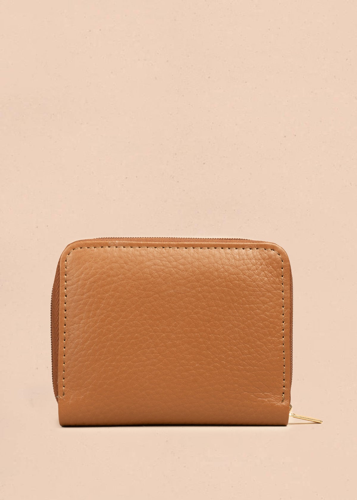 Billetera pequeña de cuero color tabaco y solapa animal print 106322