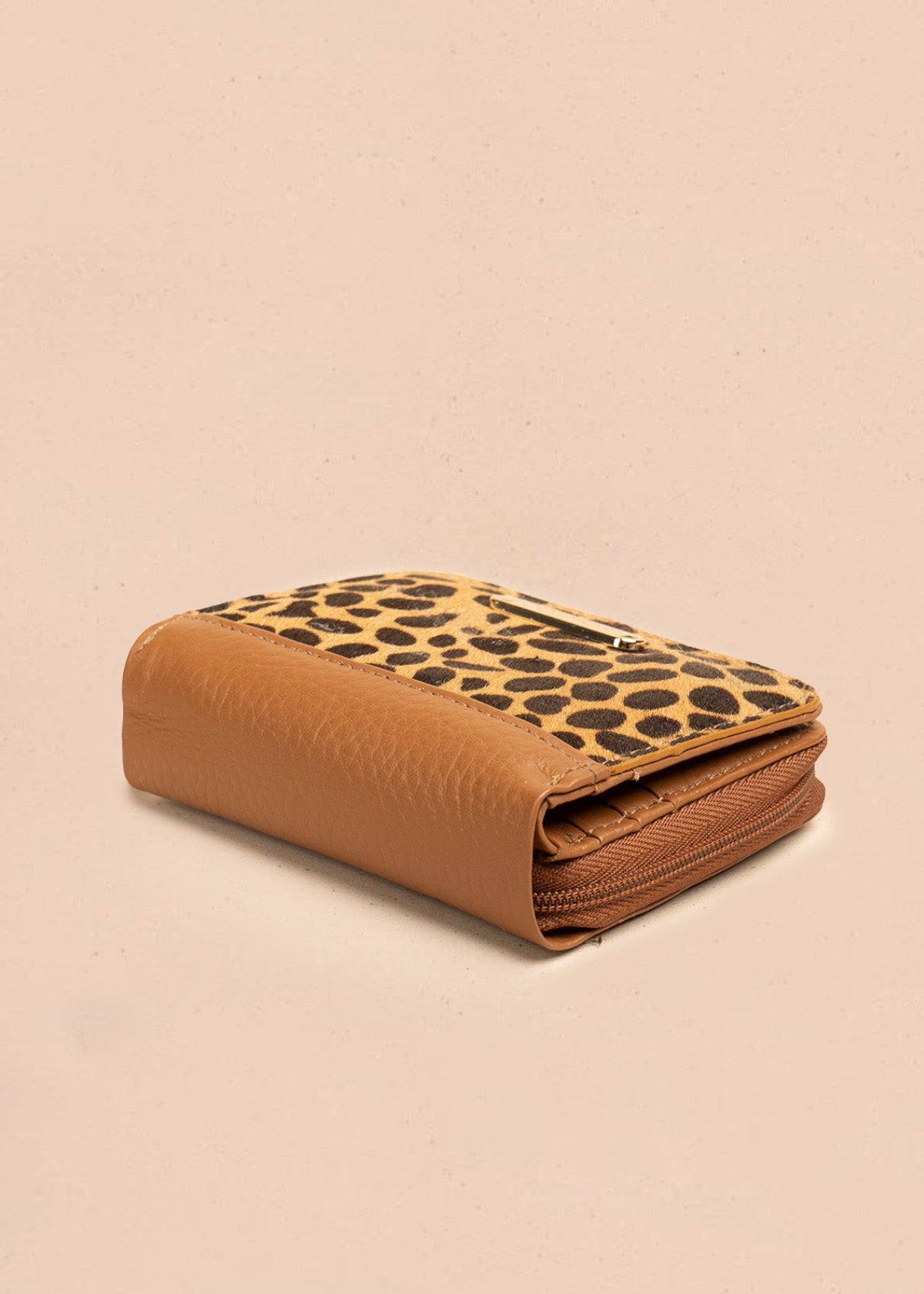 Billetera pequeña de cuero color tabaco y solapa animal print 106322