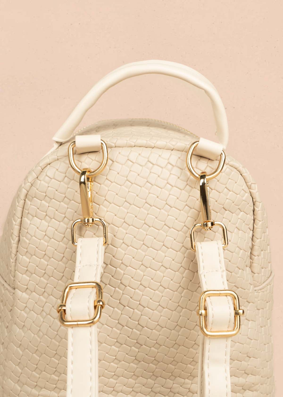 Morral color beige con bolsillo delantero y textura trenzada 106324
