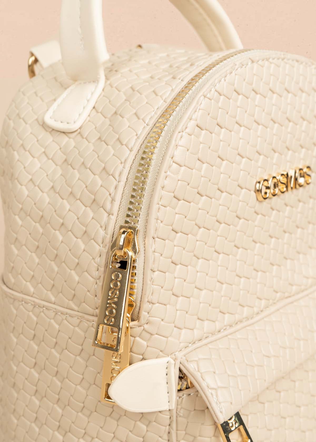 Morral color beige con bolsillo delantero y textura trenzada 106324