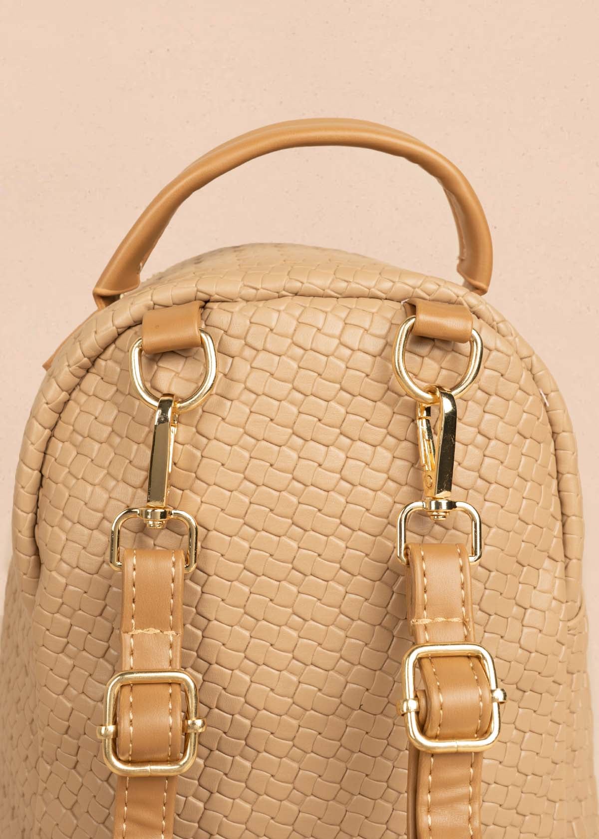 Morral color moca con bolsillo delantero y textura trenzada 106324