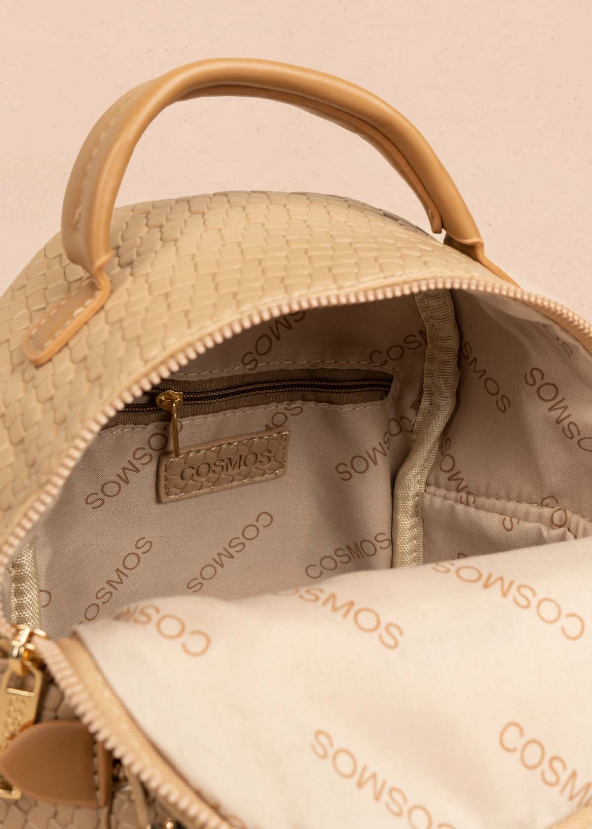 Morral color moca con bolsillo delantero y textura trenzada 106324