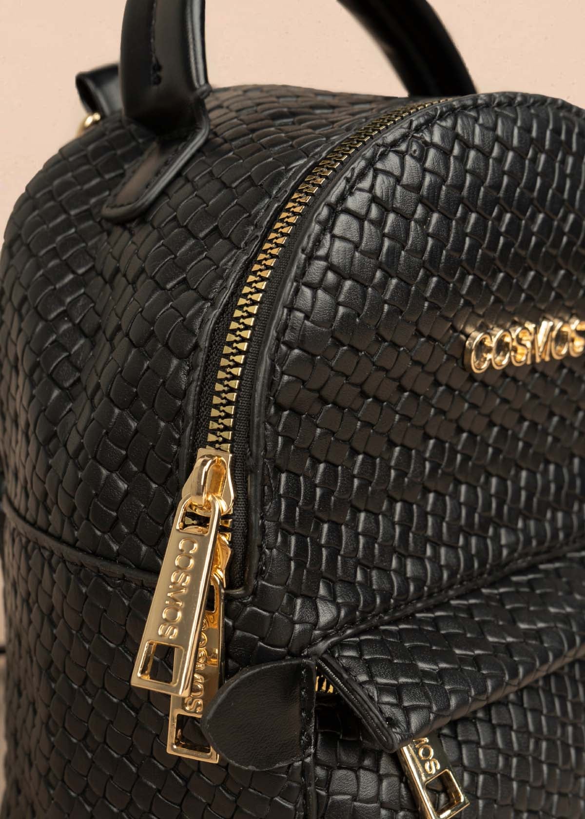 Morral color negro con bolsillo delantero y textura trenzada 106324