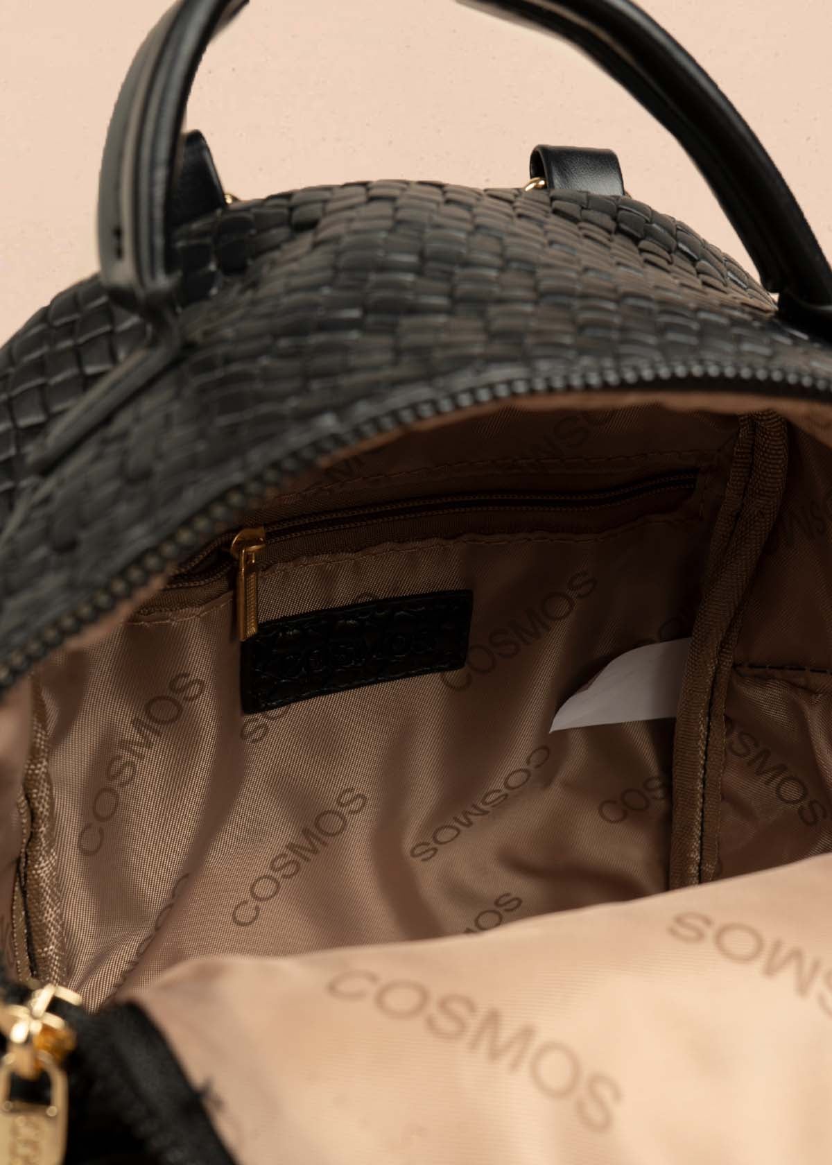 Morral color negro con bolsillo delantero y textura trenzada 106324