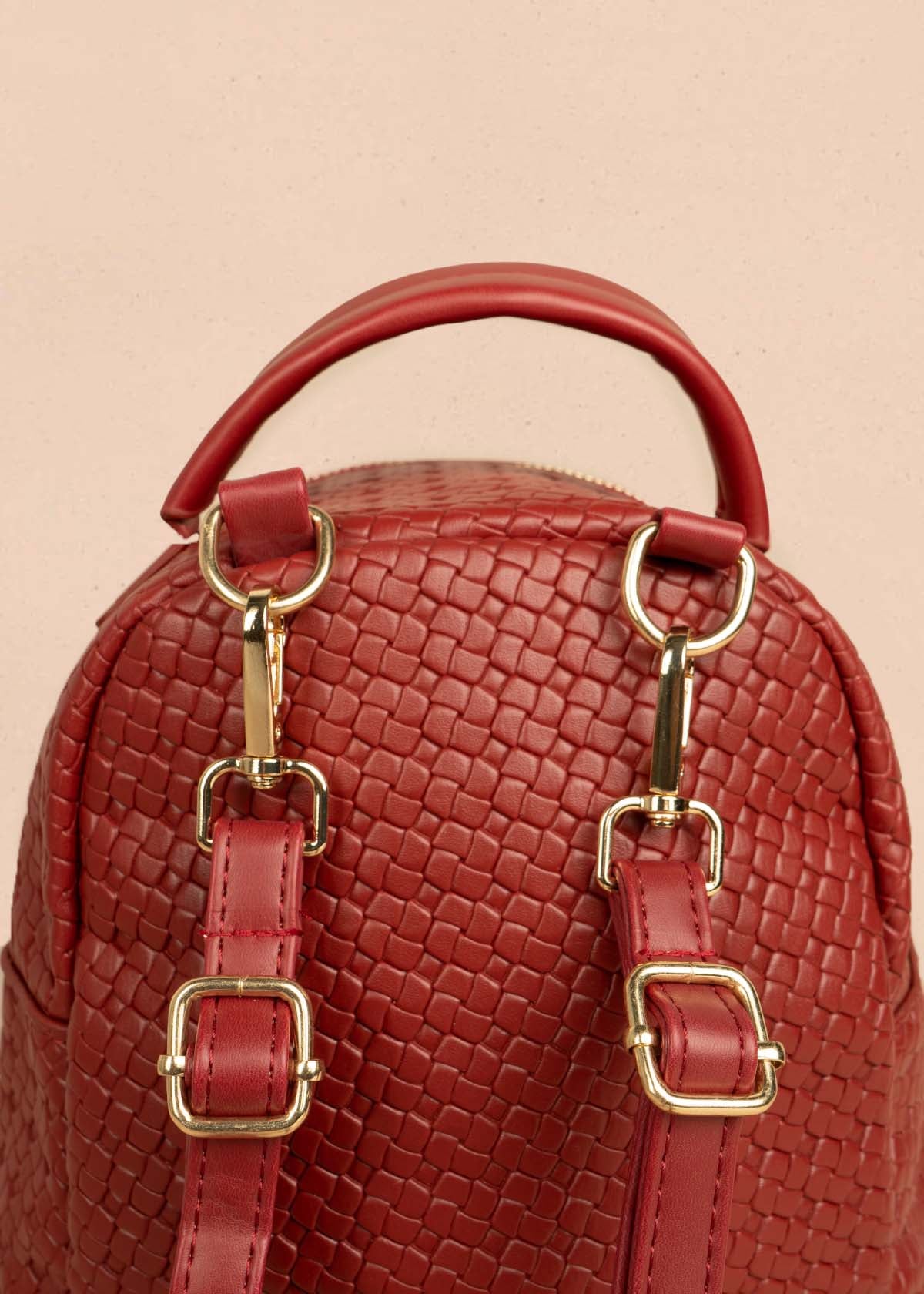 Morral color rojo con bolsillo delantero y textura trenzada 106324