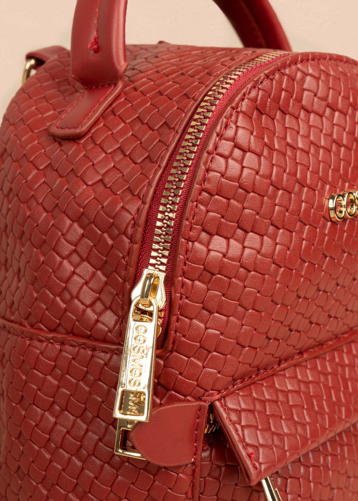 Morral color rojo con bolsillo delantero y textura trenzada 106324