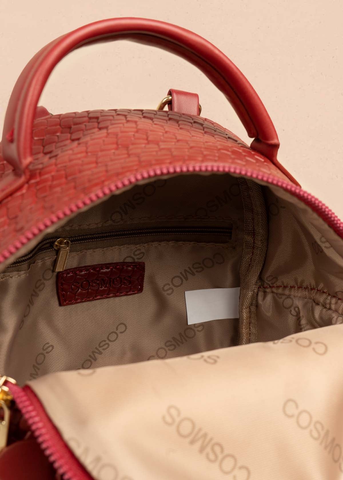 Morral color rojo con bolsillo delantero y textura trenzada 106324