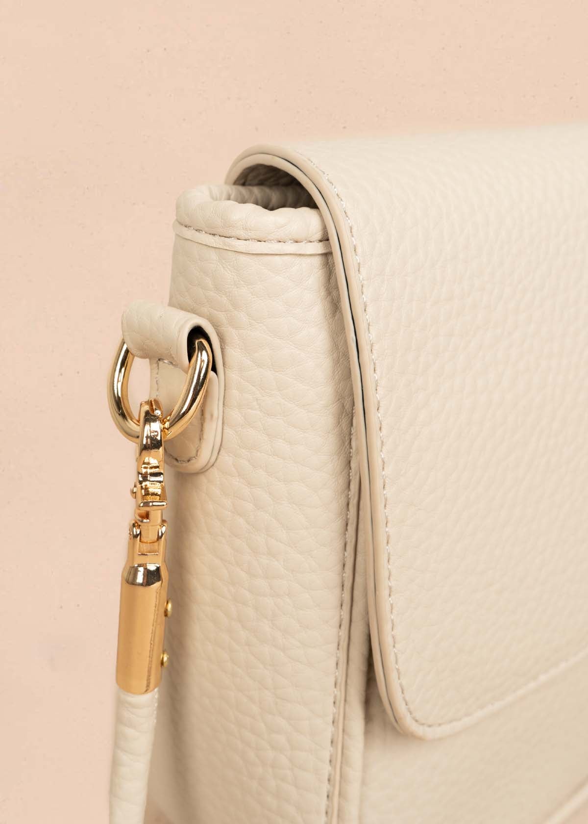 Bolso manos libres color beige texturizado 106325