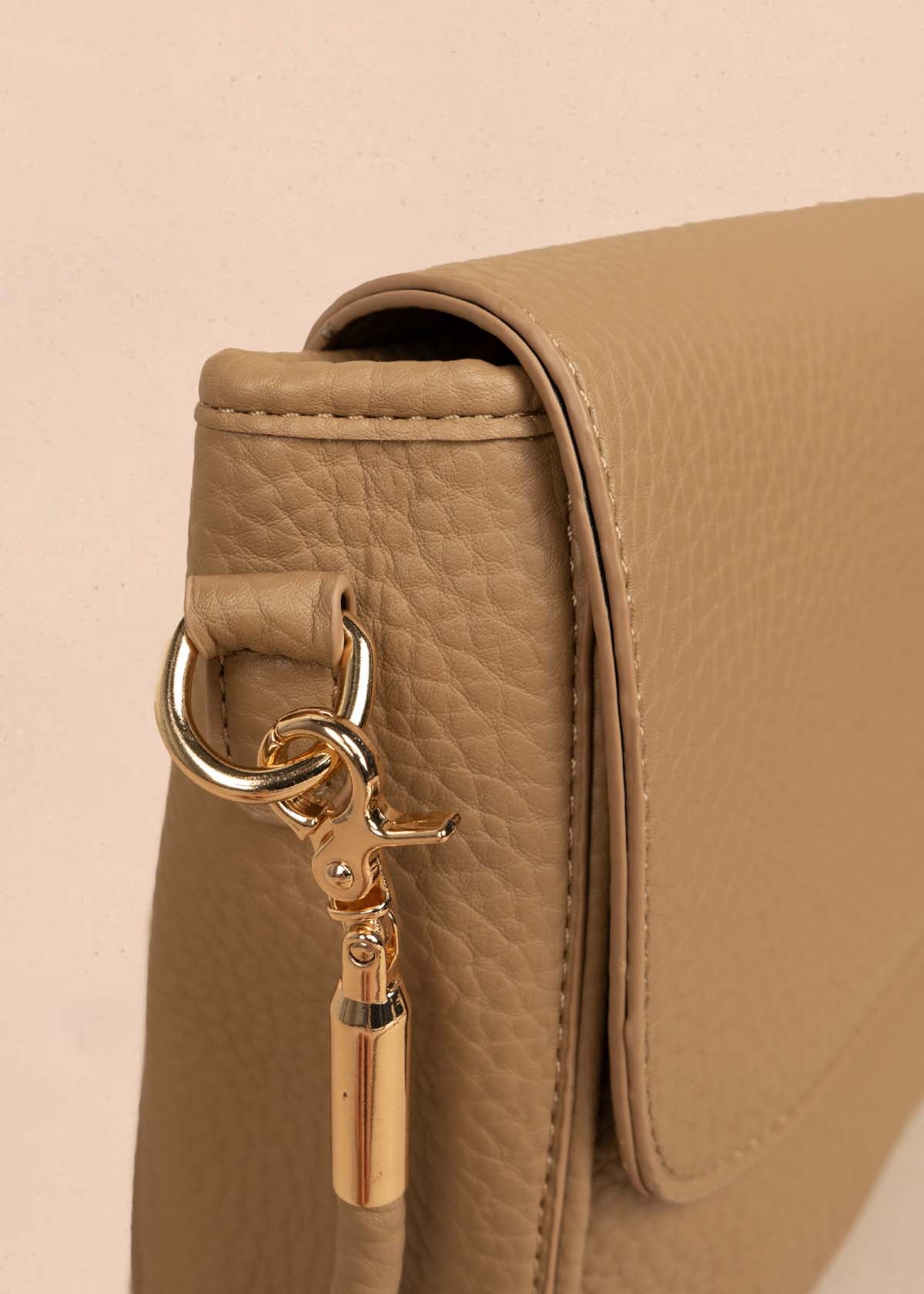Bolso manos libres color moca texturizado 106325