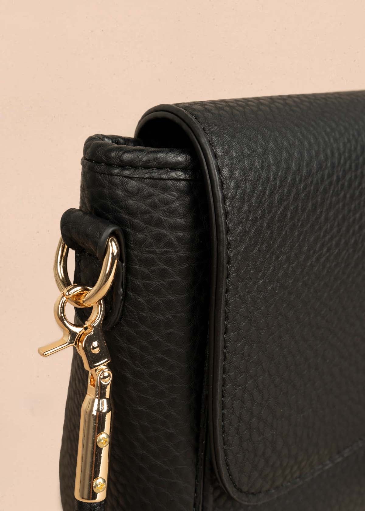 Bolso manos libres color negro texturizado 106325