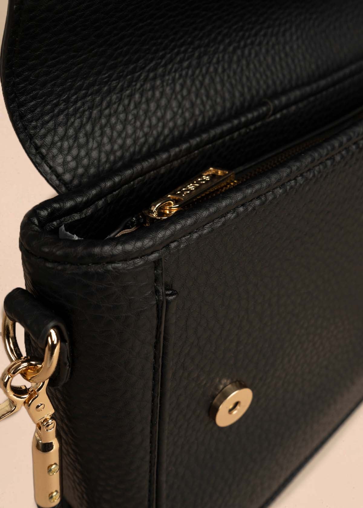 Bolso manos libres color negro texturizado 106325