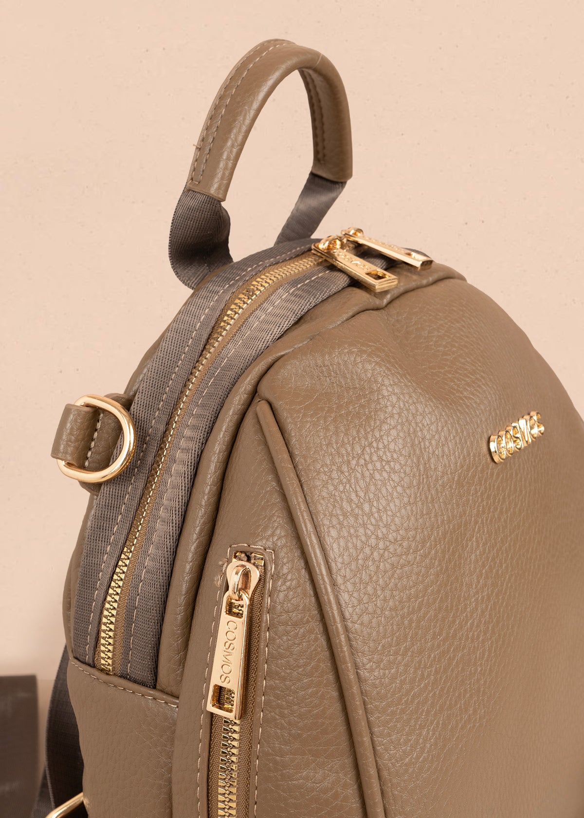 Morral en color chocolate con detalle de llavero 106326