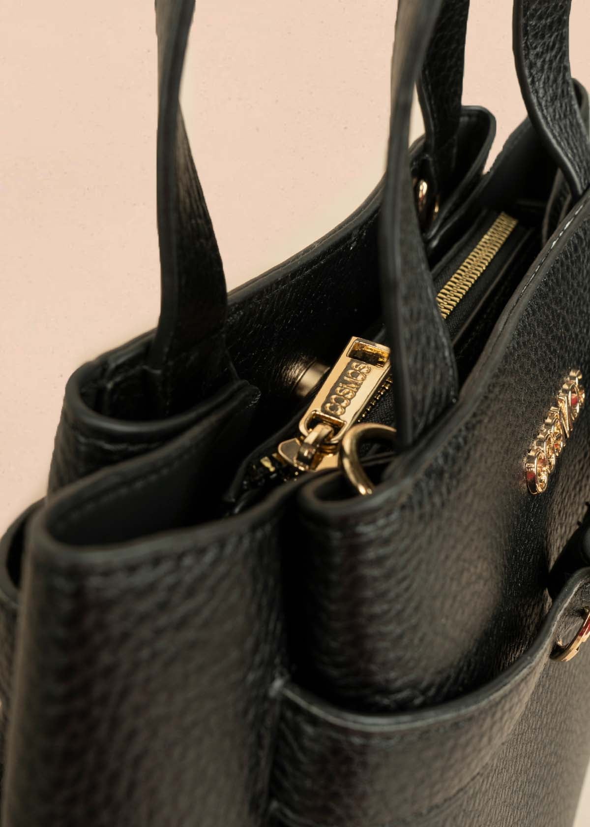 Cartera color negro con aplique tipo cinturón y pañoleta 106327