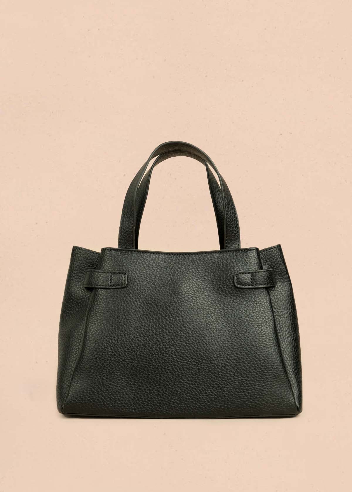 Cartera color negro con aplique tipo cinturón y pañoleta 106327