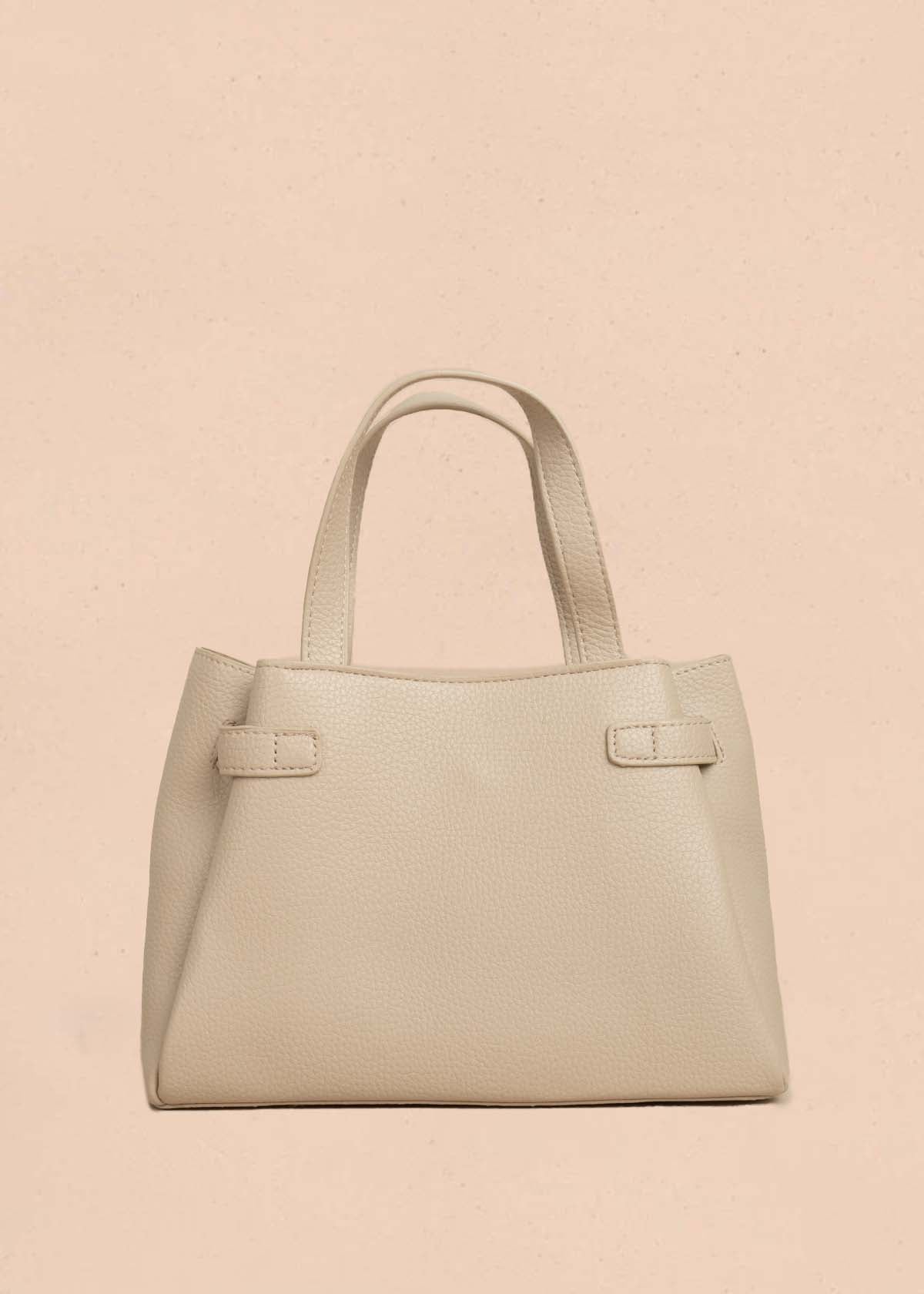 Cartera color taupe con aplique tipo cinturón y pañoleta 106327