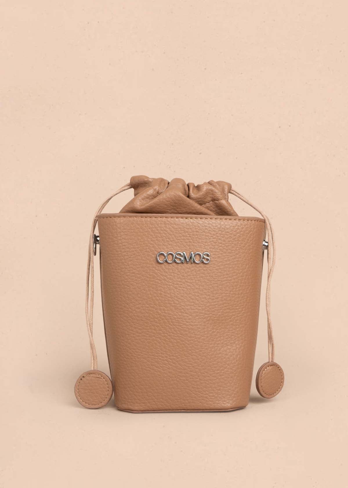 Bolso manos libres color moca con cierre cordón 106328
