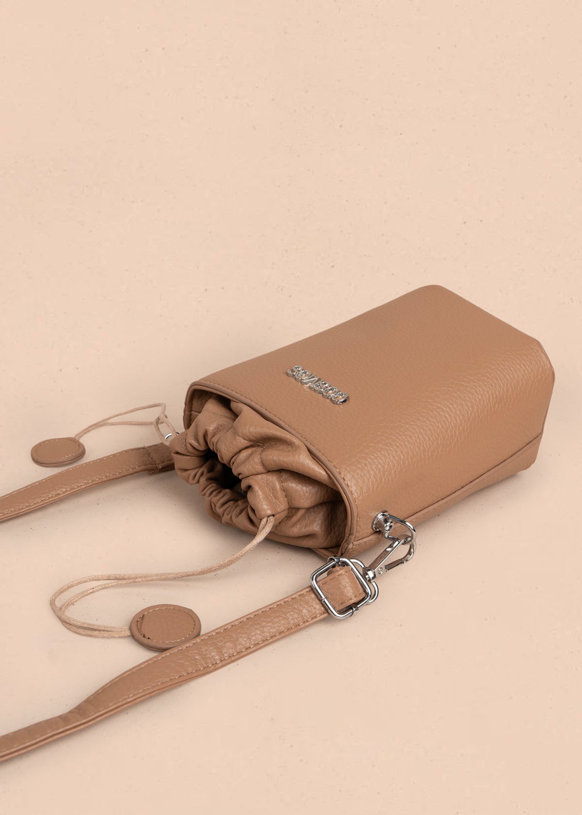 Bolso manos libres color moca con cierre cordón 106328