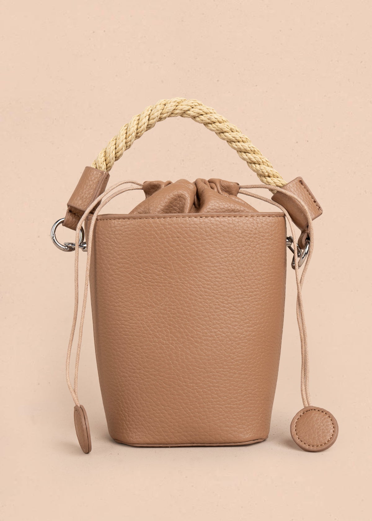 Bolso manos libres color moca con cierre cordón 106328