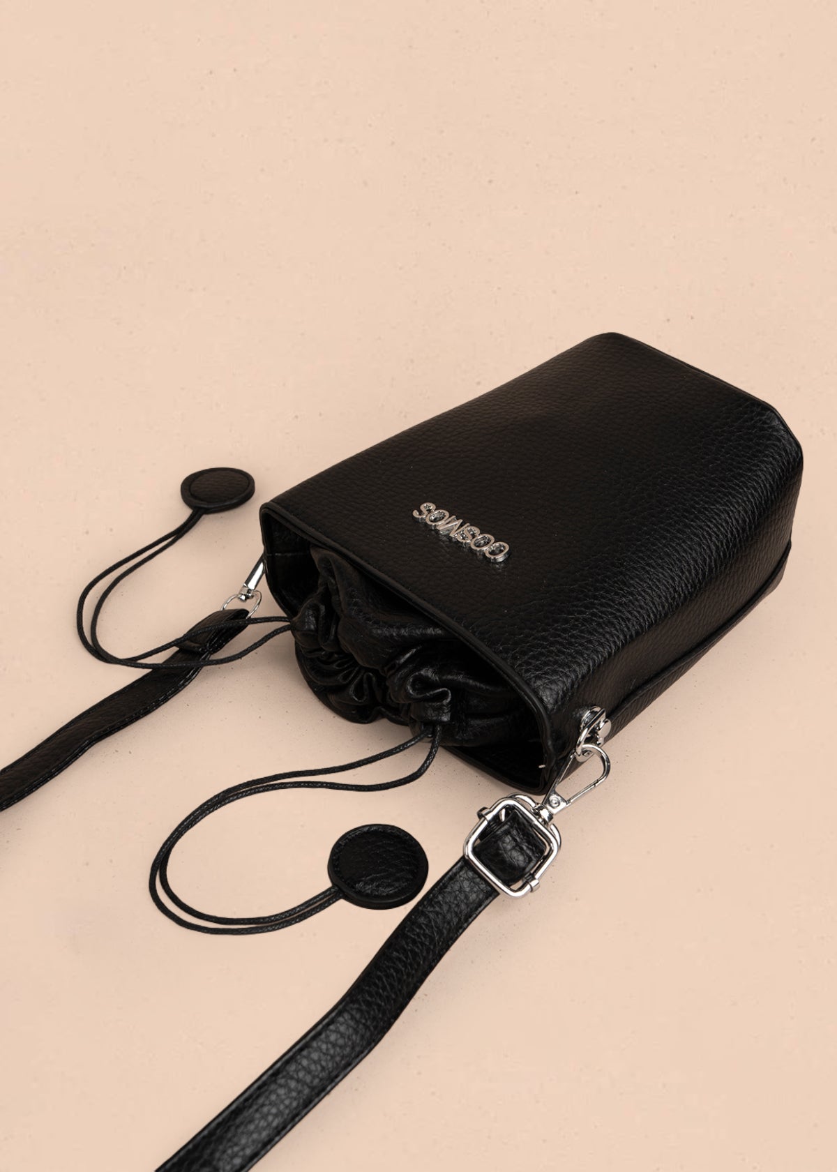 Bolso manos libres color negro con cierre cordón 106328
