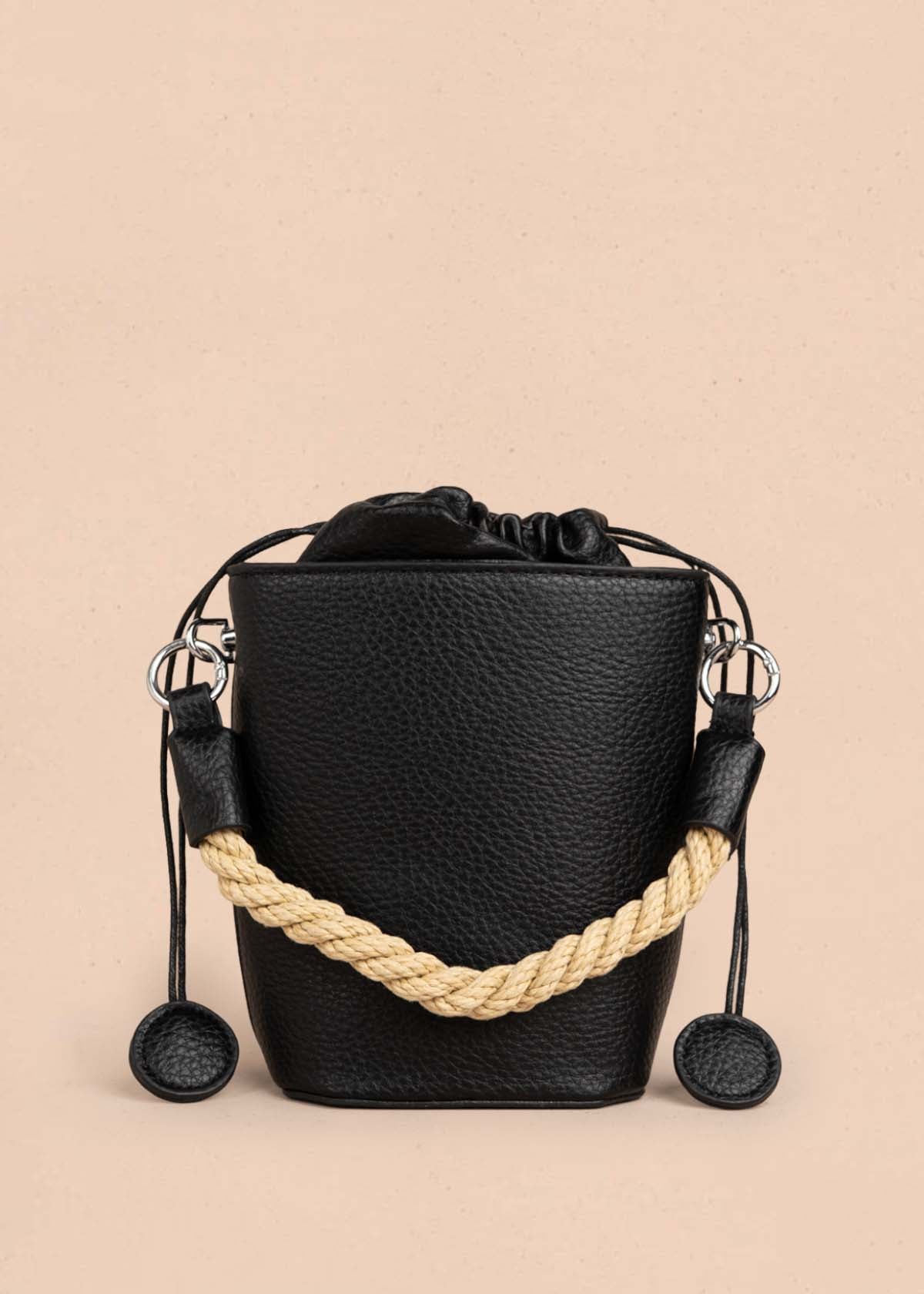 Bolso manos libres color negro con cierre cordón 106328
