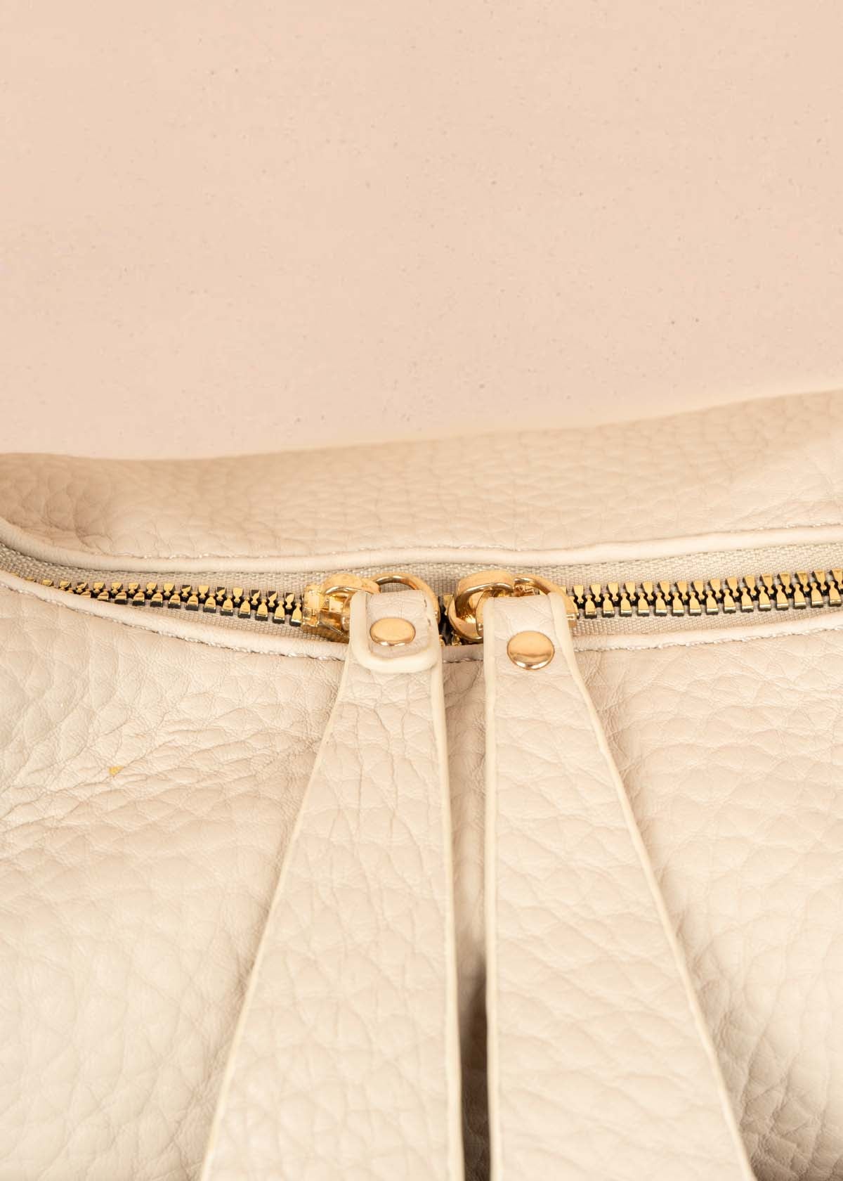 Bolso tipo shopping color beige silueta hobo 106330