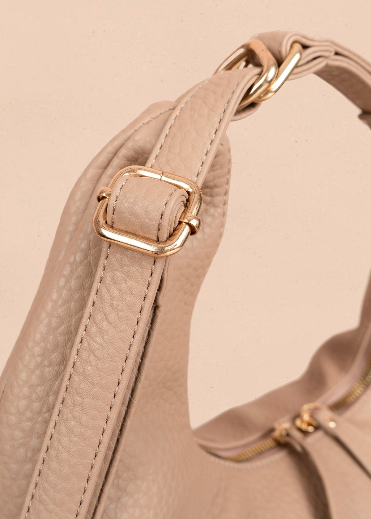 Bolso tipo shopping color moca silueta hobo 106330