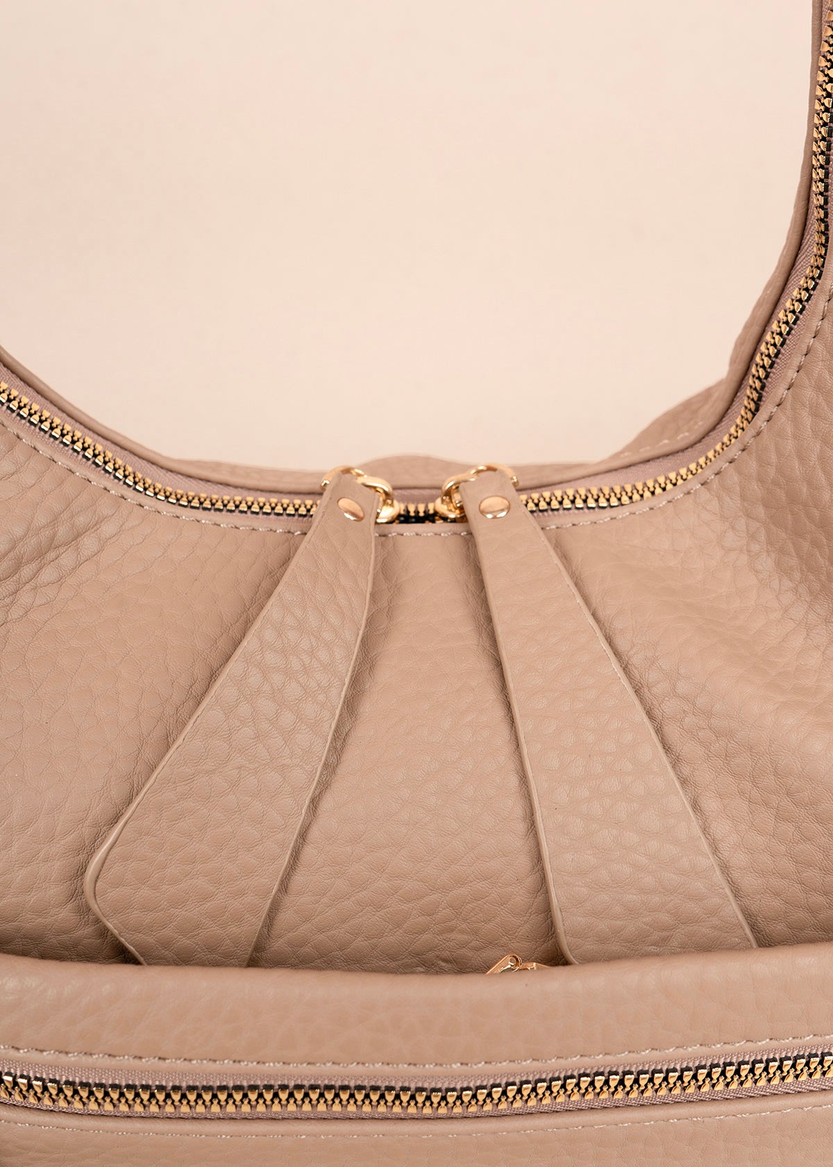 Bolso tipo shopping color moca silueta hobo 106330