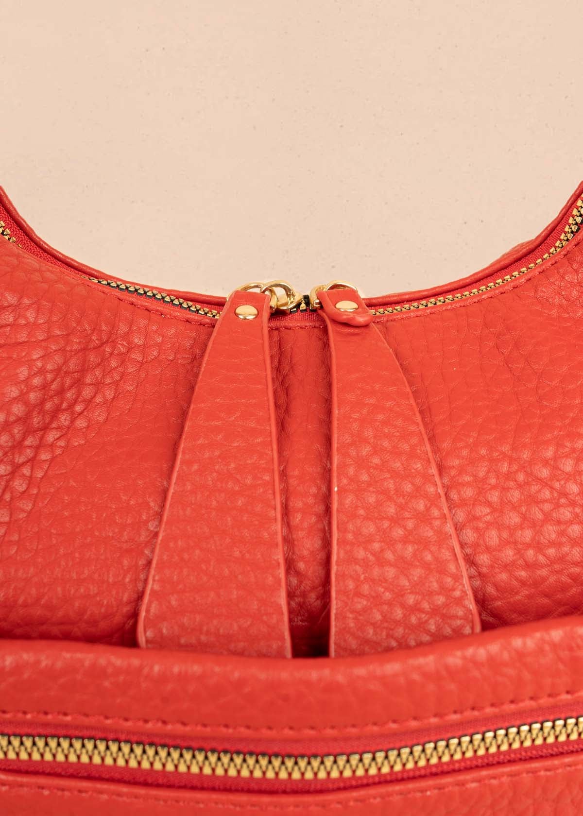 Bolso tipo shopping color rojo silueta hobo 106330