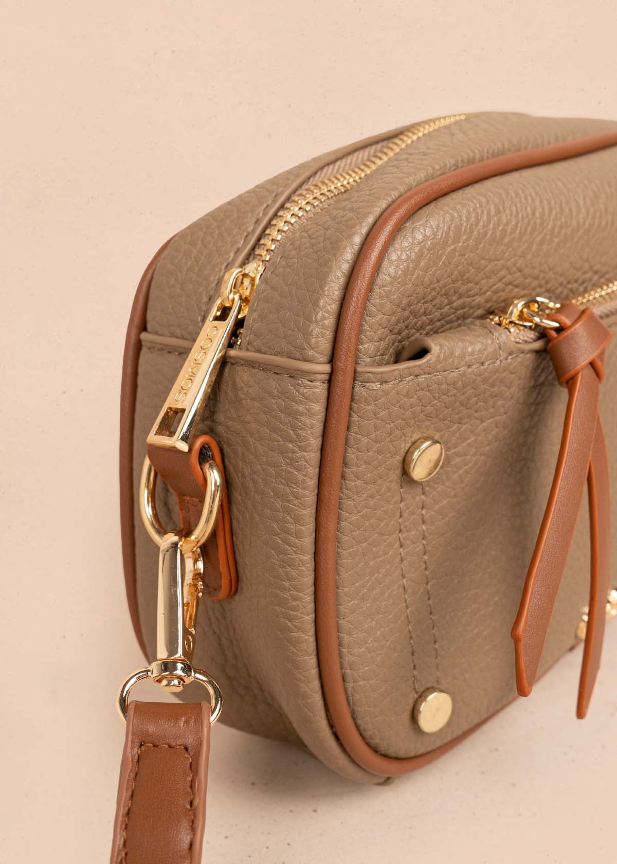 Bolso manos libres color café bicolor con ribete y tachuelas doradas 106332