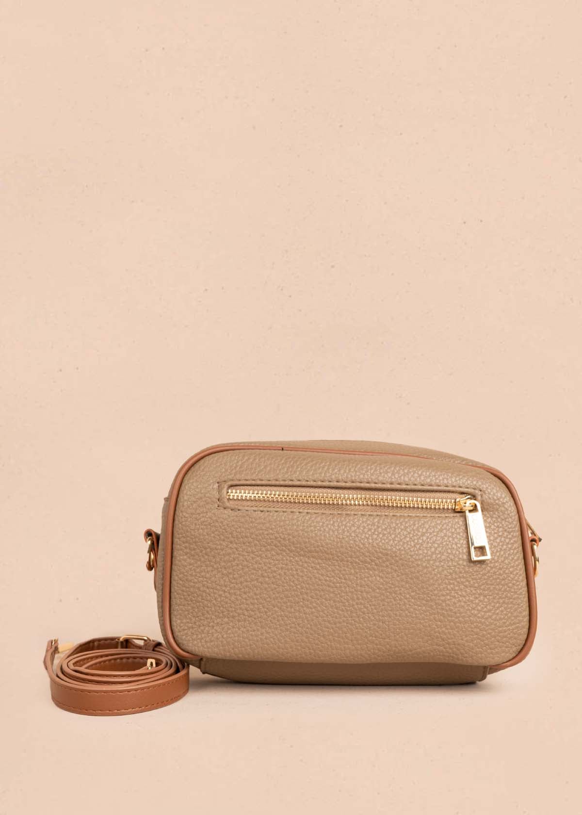 Bolso manos libres color café bicolor con ribete y tachuelas doradas 106332