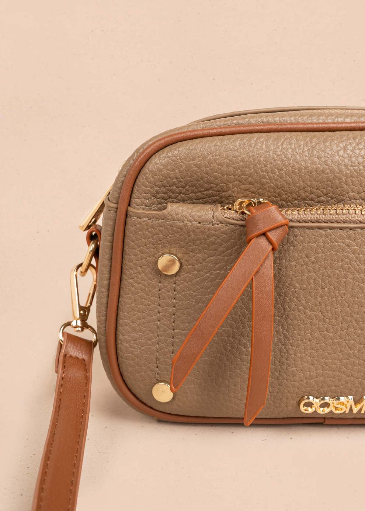 Bolso manos libres color café bicolor con ribete y tachuelas doradas 106332