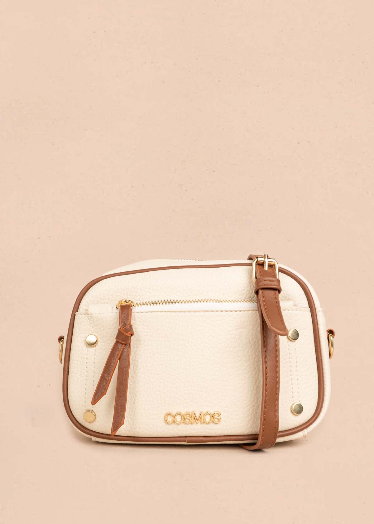 Bolso manos libres color crema bicolor con ribete y tachuelas doradas 106332