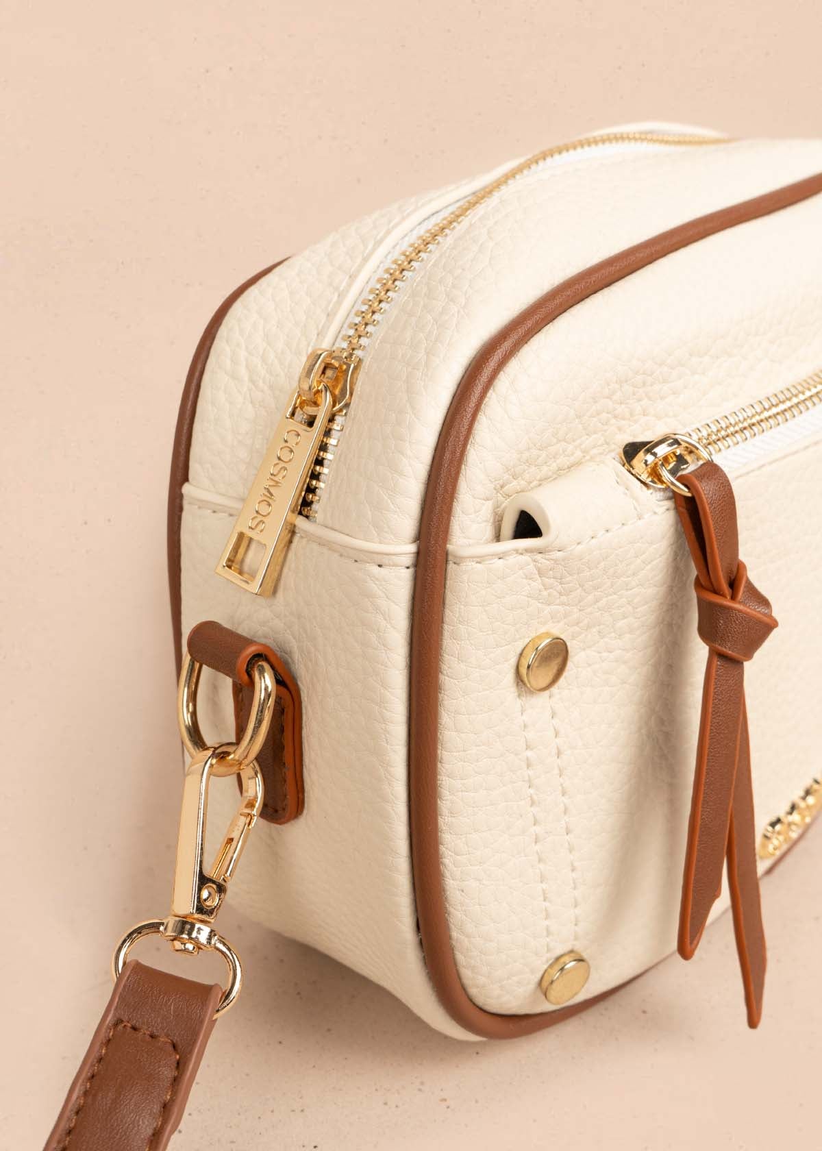 Bolso manos libres color crema bicolor con ribete y tachuelas doradas 106332