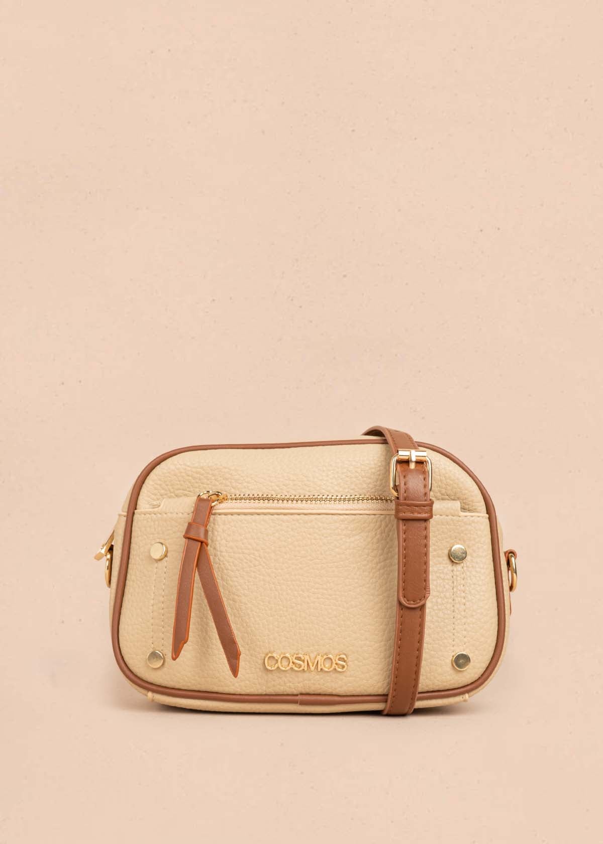 Bolso manos libres color moca bicolor con ribete y tachuelas doradas 106332