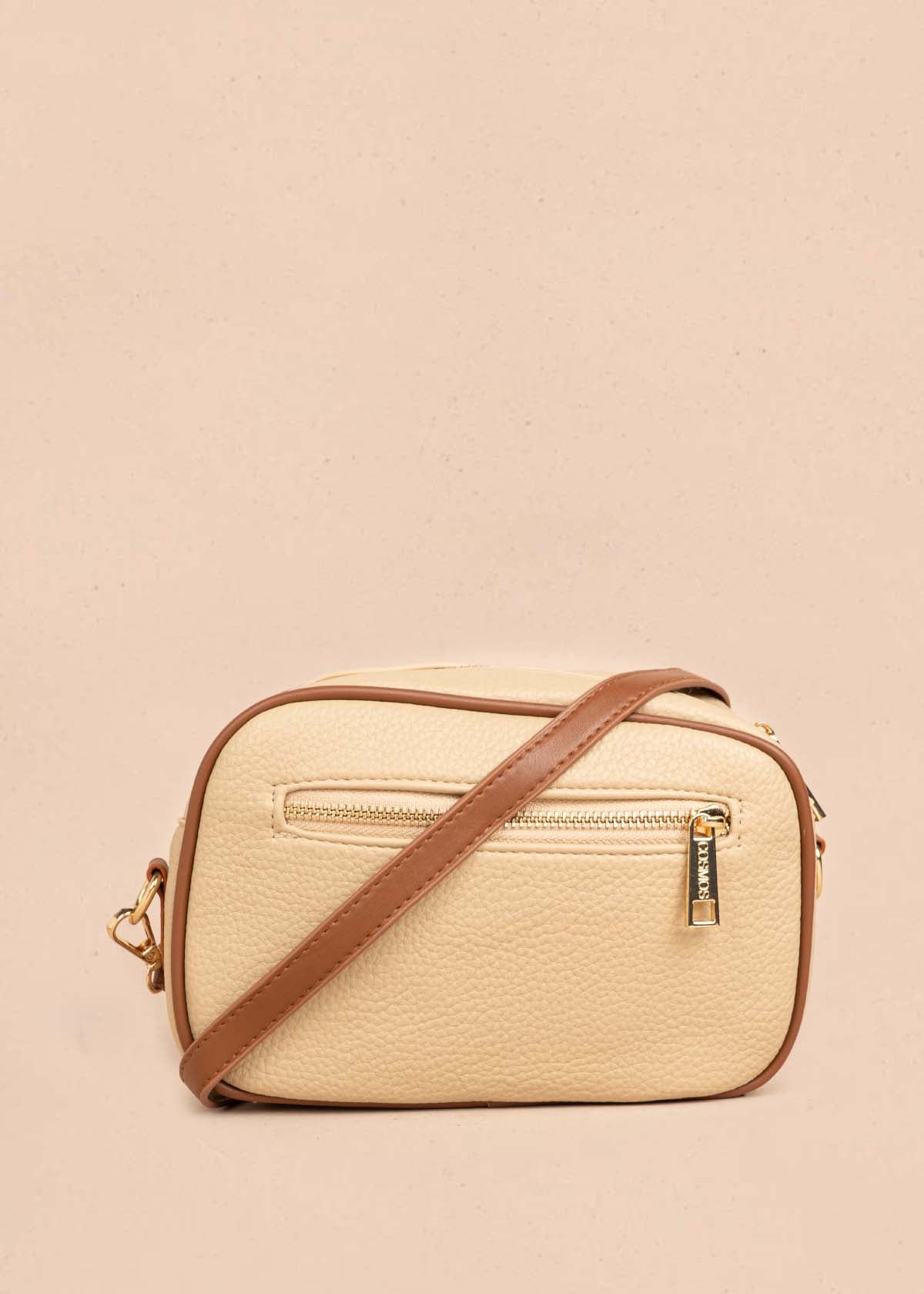 Bolso manos libres color moca bicolor con ribete y tachuelas doradas 106332