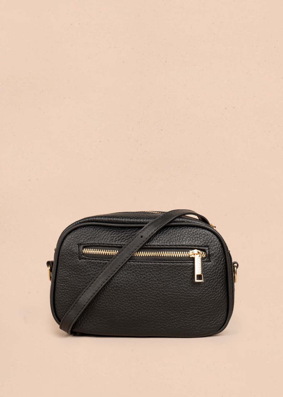 Bolso manos libres color negro con ribete y tachuelas doradas 106332
