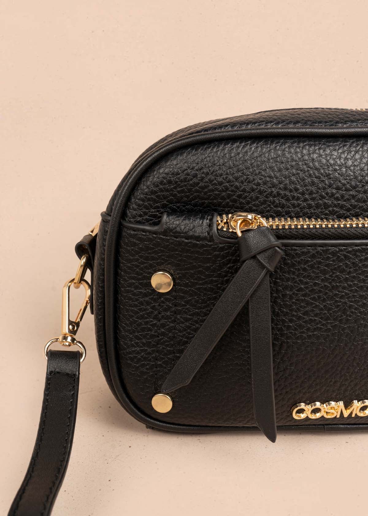 Bolso manos libres color negro con ribete y tachuelas doradas 106332