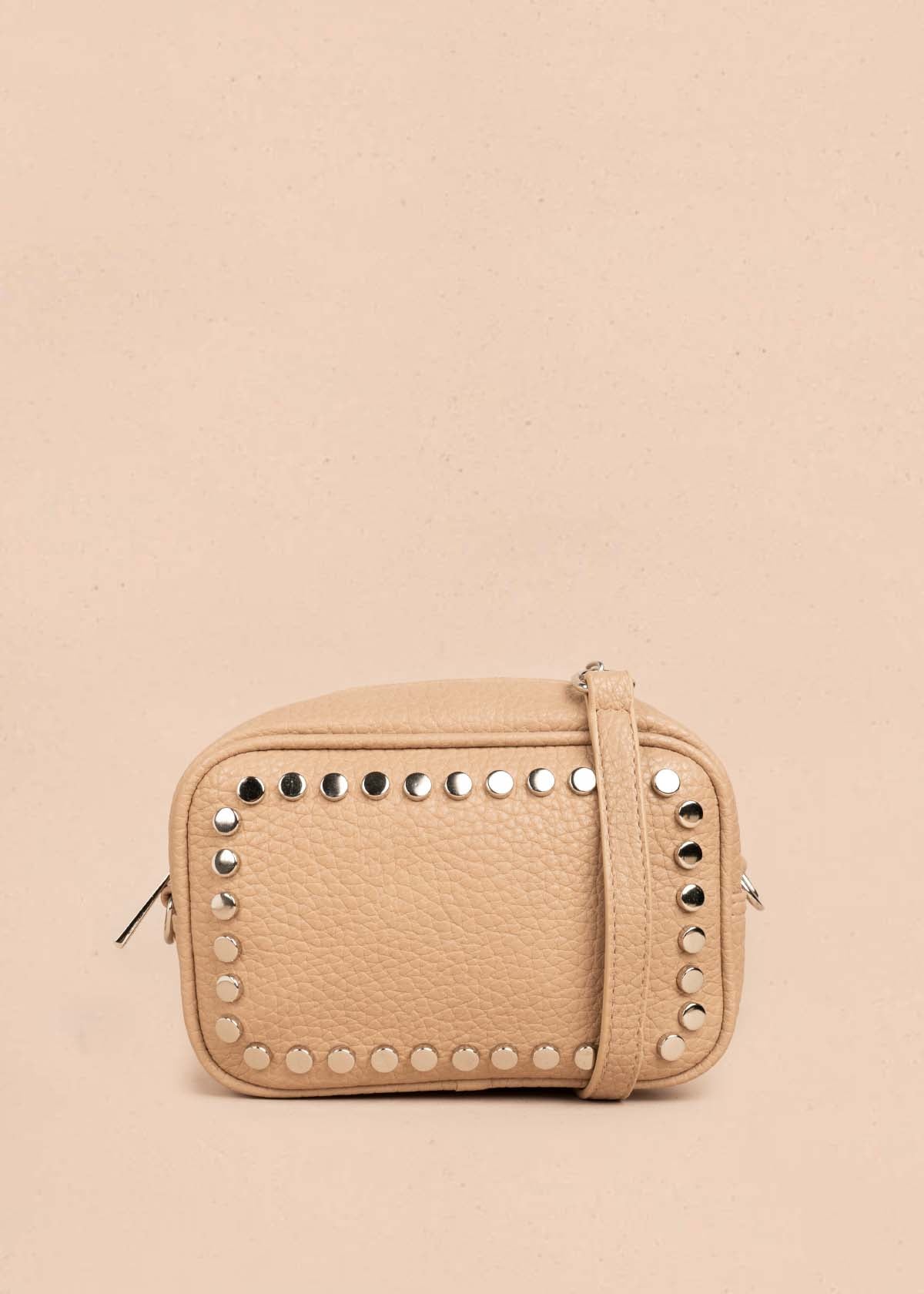 Bolso manos libres color moca con taches frontales 106333